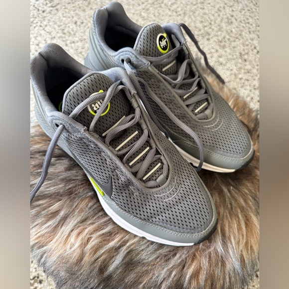 Nike Air Max 270 sneakers SZ 9 Men’s / SZ 11 Women’s…unisex